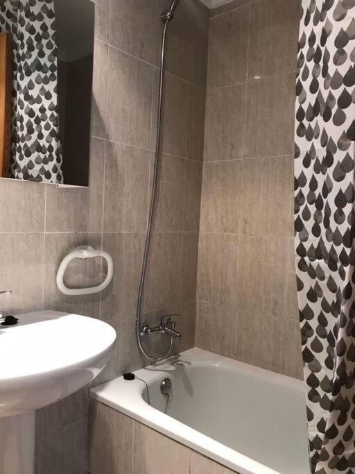 Lovely One Bedroom Unit With Balcony And Pool Дения Екстериор снимка